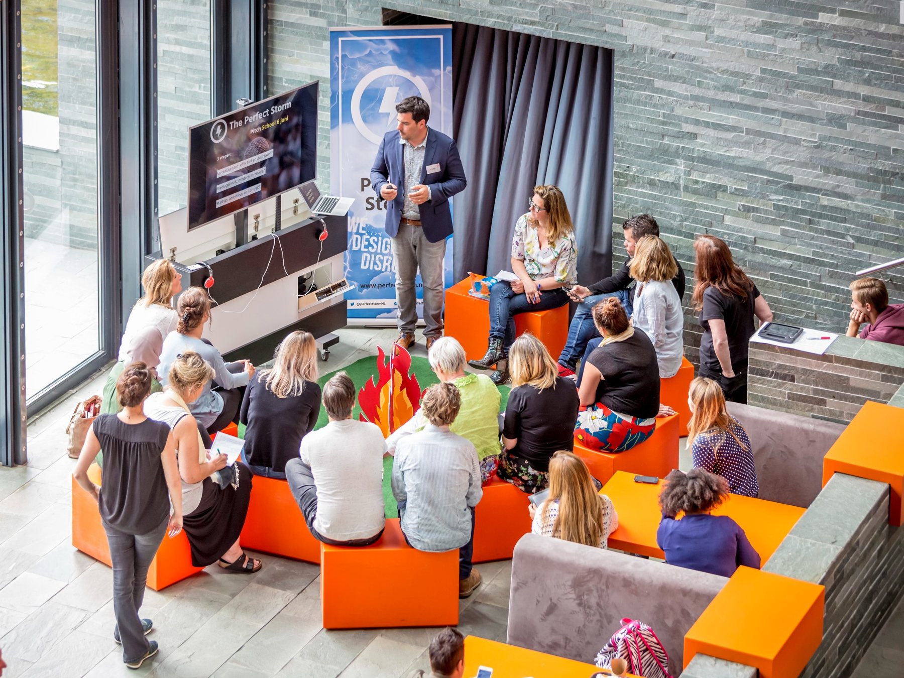 Workshopsetting rond een kampvuurvorm