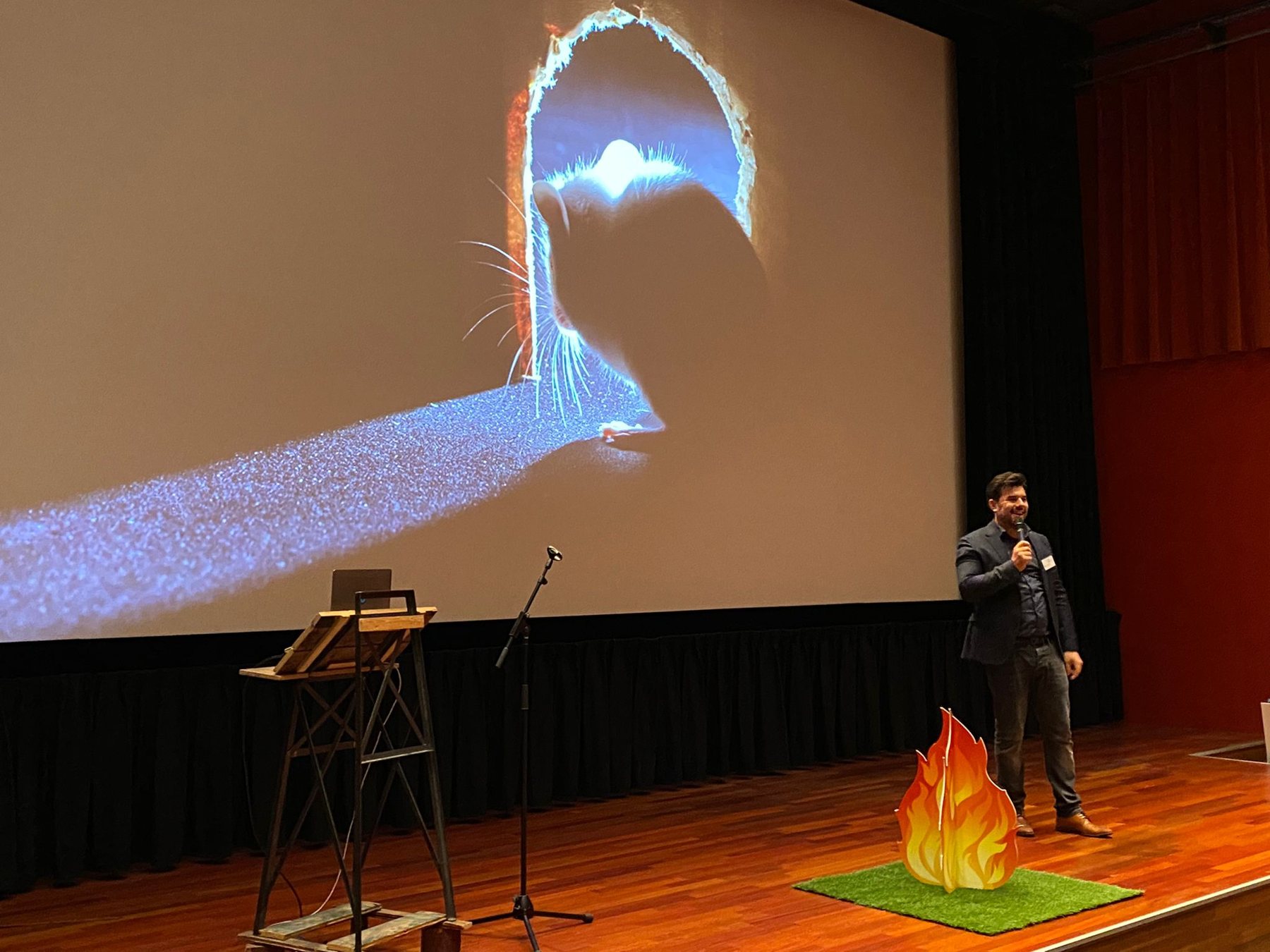 Keimpe op podium tijdens presentatie